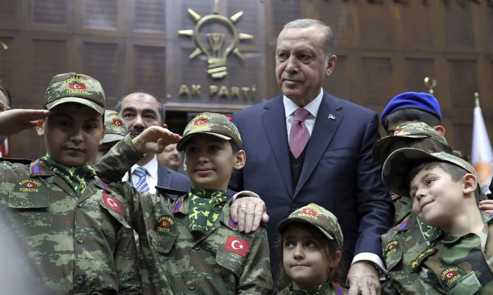 200 χρόνια πίσω η Τουρκία – Ο στρατός τους γιορτάζει με Οθωμανικά εμβατήρια – Ο προκλητικός Ερντογάν ετοιμάζει μεγαλειώδη φιέστα για την άλωση της Βασιλεύουσας